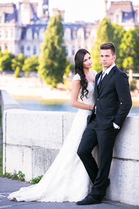 Bride and Groom with Paris Hotel de Ville in background