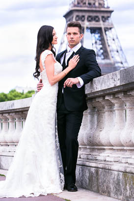Pre-Wedding Portrait of Bride and Groom at the Eiffel Tower